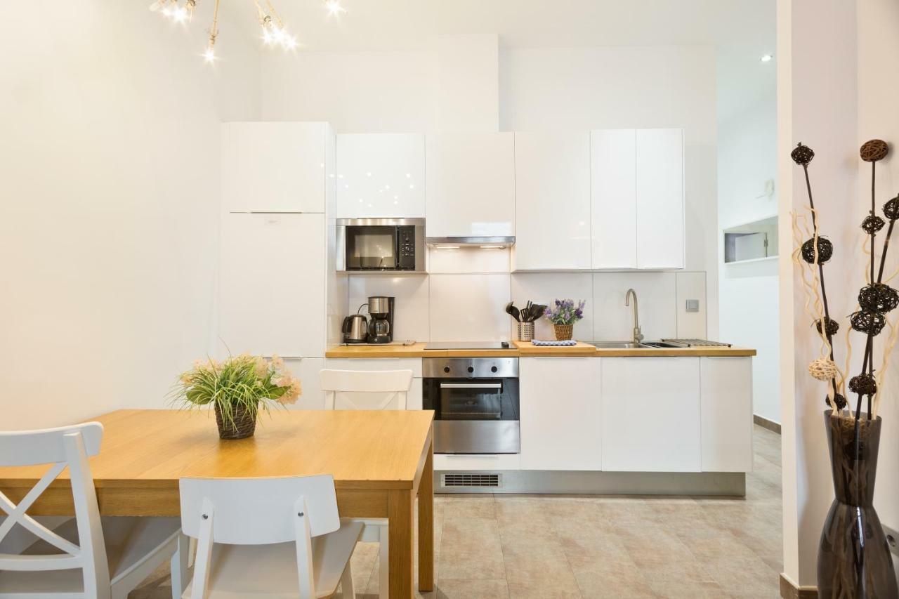 Stay U-Nique Apartments Eixample Center Barcelona Bagian luar foto